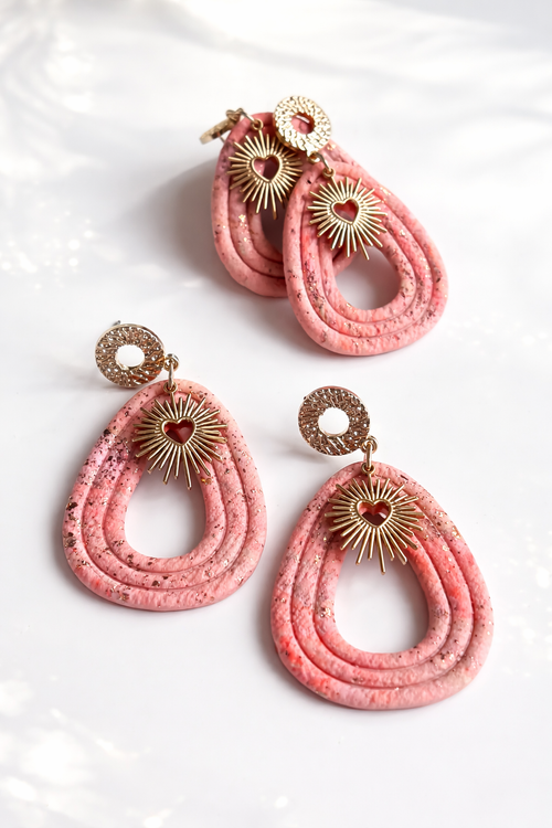 Boucles d’oreilles roses légères Les Trésors de Cia, ornées de fleurs délicates, parfaites pour un look élégant et féminin.
