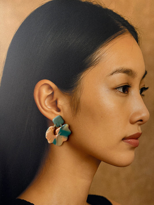 Boucles d’oreilles en forme de fleurs marbrées vert et pêche, bijoux faits main en argile polymère, Les Trésors de Cia