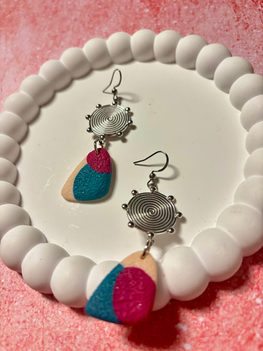 Boucles d’oreilles colorées en argile polymère avec spirale argentée et pendentifs prune et turquoise, par Les Trésors de Cia.