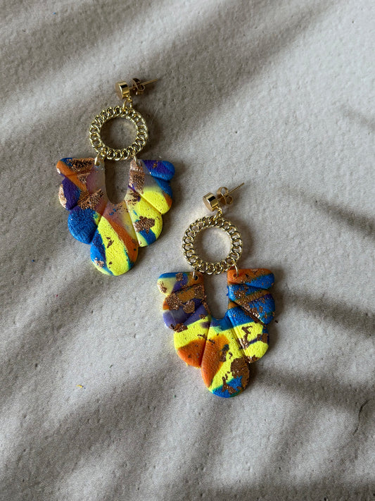 Boucles d’oreilles graphiques bleu, violet et jaune Les Trésors de Cia, chic et ultra légères, pour un style élégant.