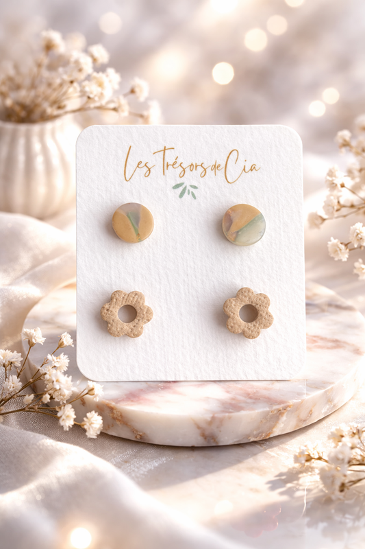 Boucles d’oreilles puces fleuries beige — Fait main en France — Ultra légères