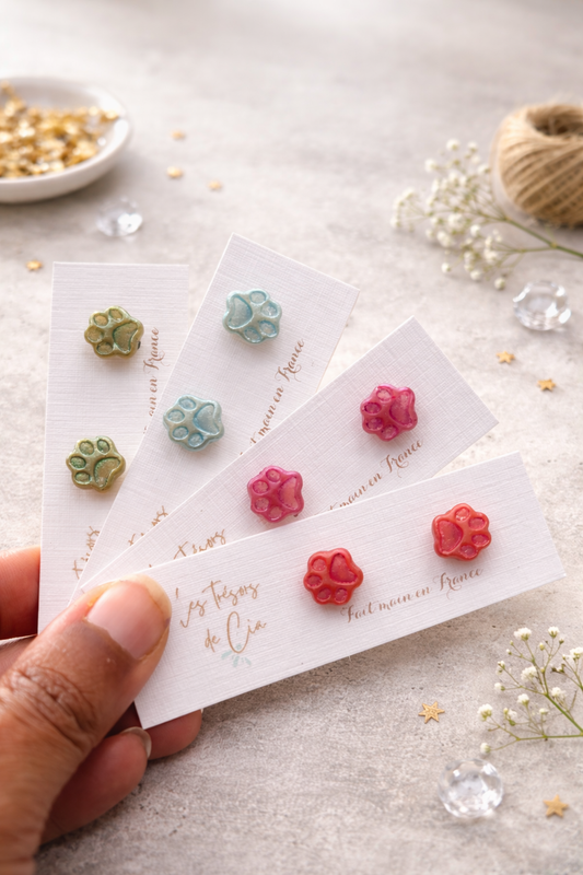 Boucles d’oreilles pour enfants Les Trésors de Cia en forme de pattes, faites main en France, avec détails colorés et mignons