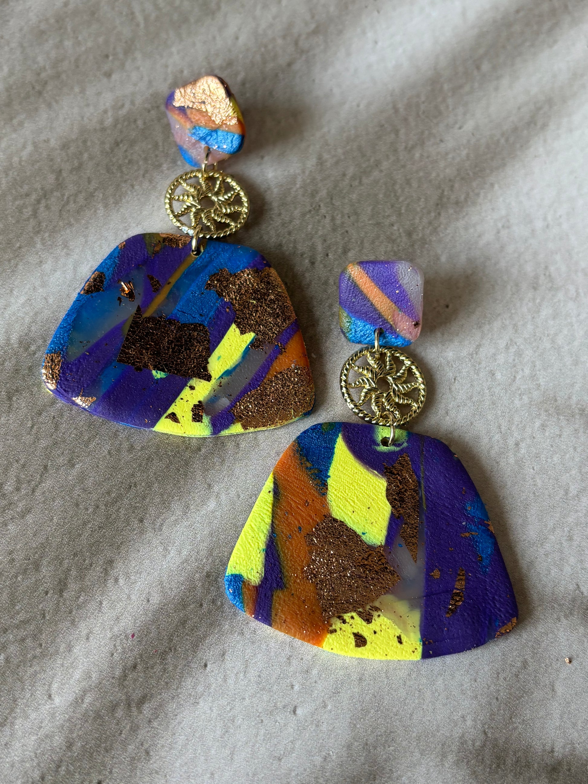 Boucles d’oreilles colorées Whitney de Les Trésors de Cia, bleu, violet et jaune, légères et élégantes pour un style chic.