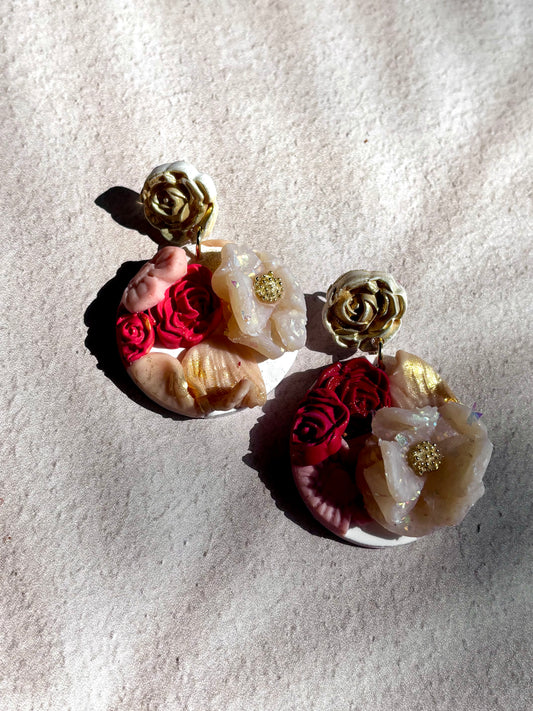 Boucles d'oreilles pendantes roses dorées avec fleurs sculptées en argile polymère, faites main par Les Trésors de Cia.