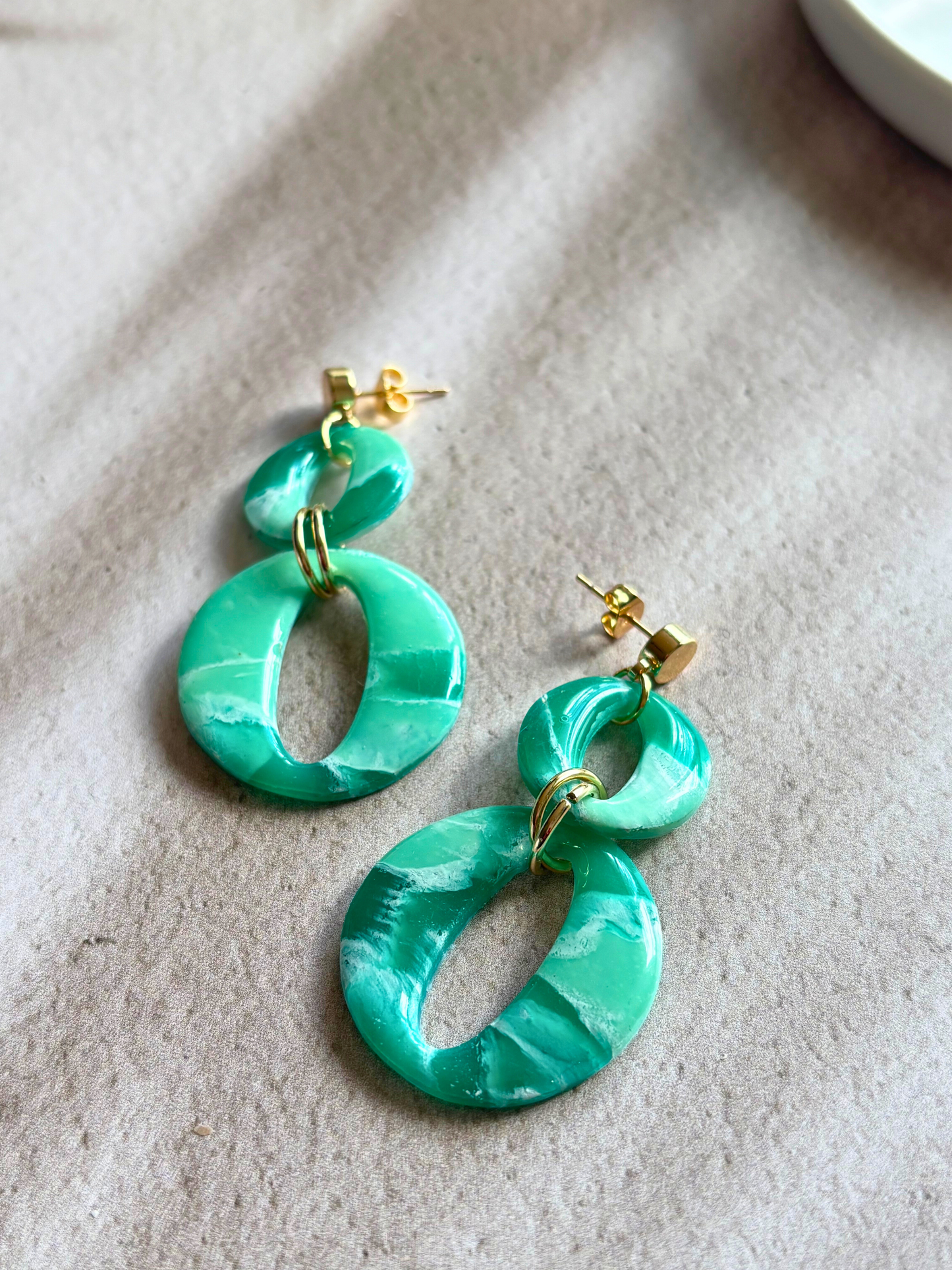 Boucles d’oreilles XXL vert d’eau — Anneaux entrelacés - Les Trésors de Cia