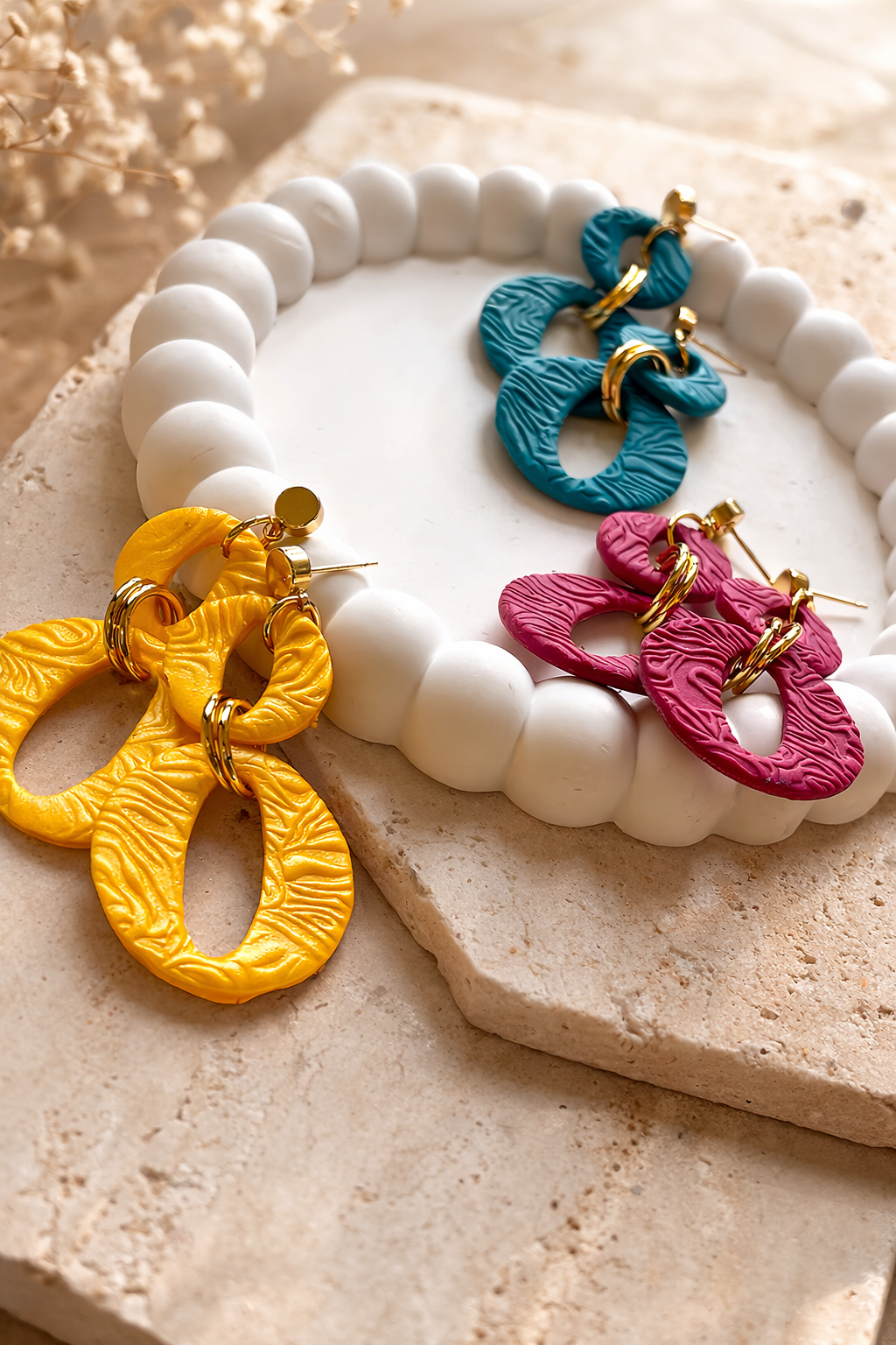 Boucles d'oreilles XXL anneaux entrelacés en argile polymère colorée, faites main en France – Les Trésors de Cia