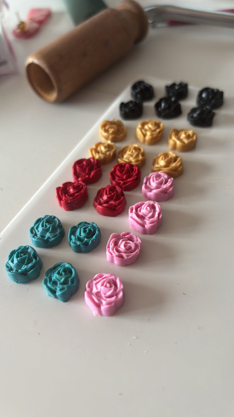 Boucles d’oreilles fleurs roses colorées 