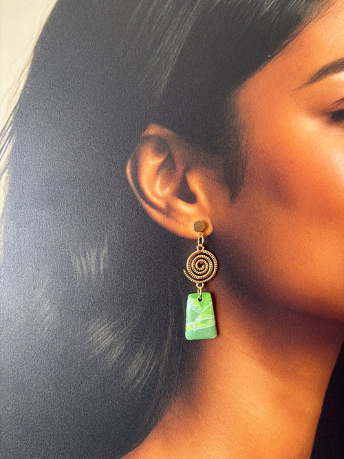 Boucles d’oreilles pendantes vert marbré & spirale dorée — légères et élégantes - Les Trésors de Cia