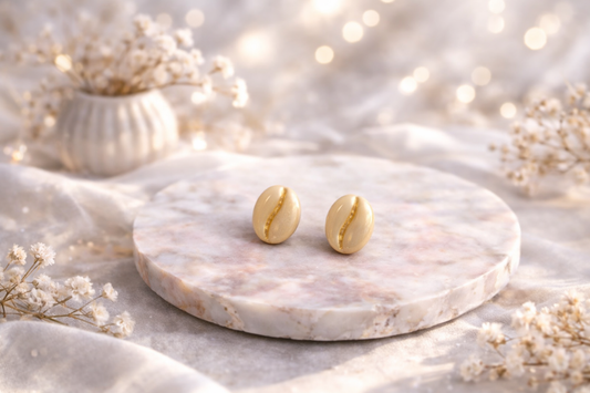 Boucles d’oreilles puces coquillage Cauris beige et doré — Élégance solaire - Les Trésors de Cia