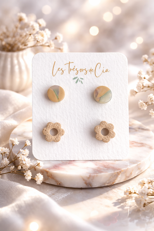 Boucles d’oreilles puces fleuries beige — Fait main en France — Ultra légères - Les Trésors de Cia