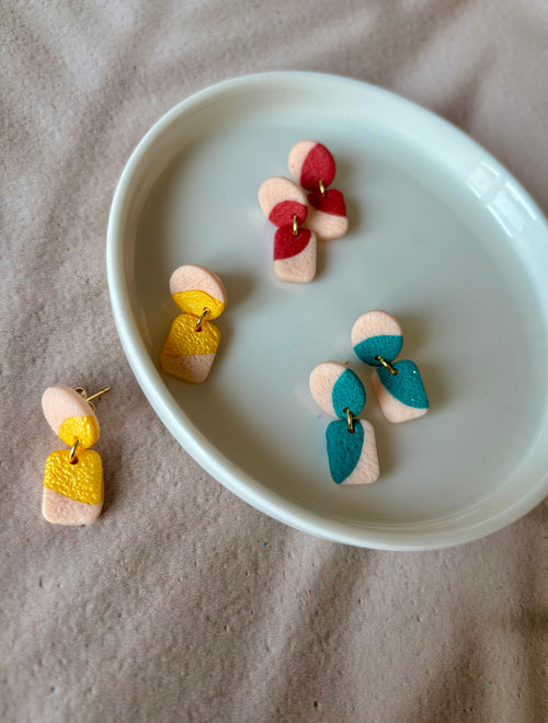 Boucles d’oreilles géométriques colorées en argile polymère, légères et modernes, par Les Trésors de Cia