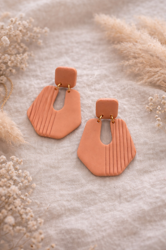 Boucles d’oreilles pêche graphiques en argile polymère Les Trésors de Cia, style minimaliste et élégant.