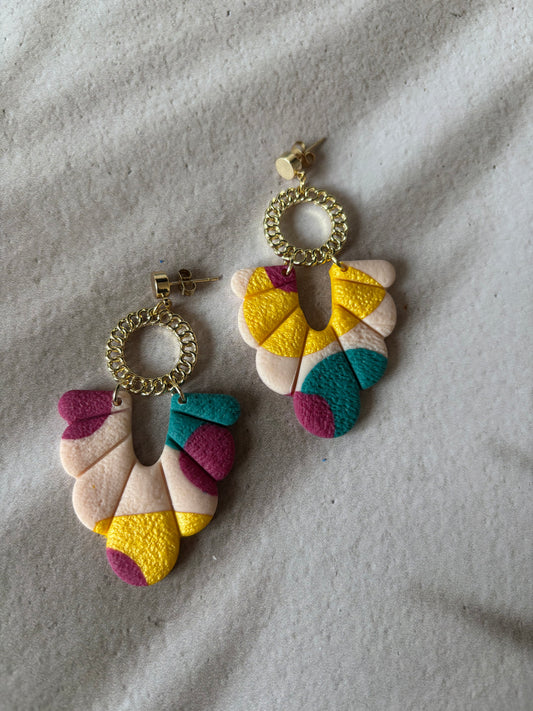 Boucles d’oreilles colorées violet JANET de Les Trésors de Cia, graphiques, chic et ultra légères, suspendues avec design moderne.