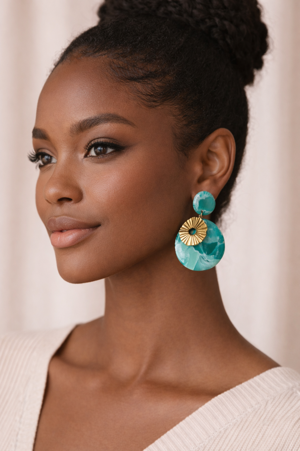 Boucles d’oreilles “Émeraude Solaire” – Vert profond & doré texturé