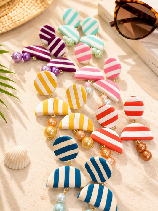 Boucles d’oreilles pendantes Mykonos Riviera Pop avec demi-lune rayée marinière et perles, par Les Trésors de Cia.