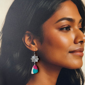 Boucles d’oreilles colorées en argile polymère avec spirale argentée et pendentifs prune et turquoise, Les Trésors de Cia