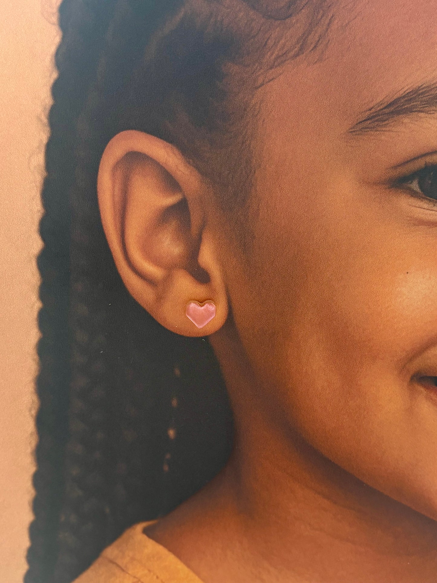 Boucles d'oreilles cœur Puffy pour enfant, clou acier inoxydable et détails texturés – Les Trésors de Cia