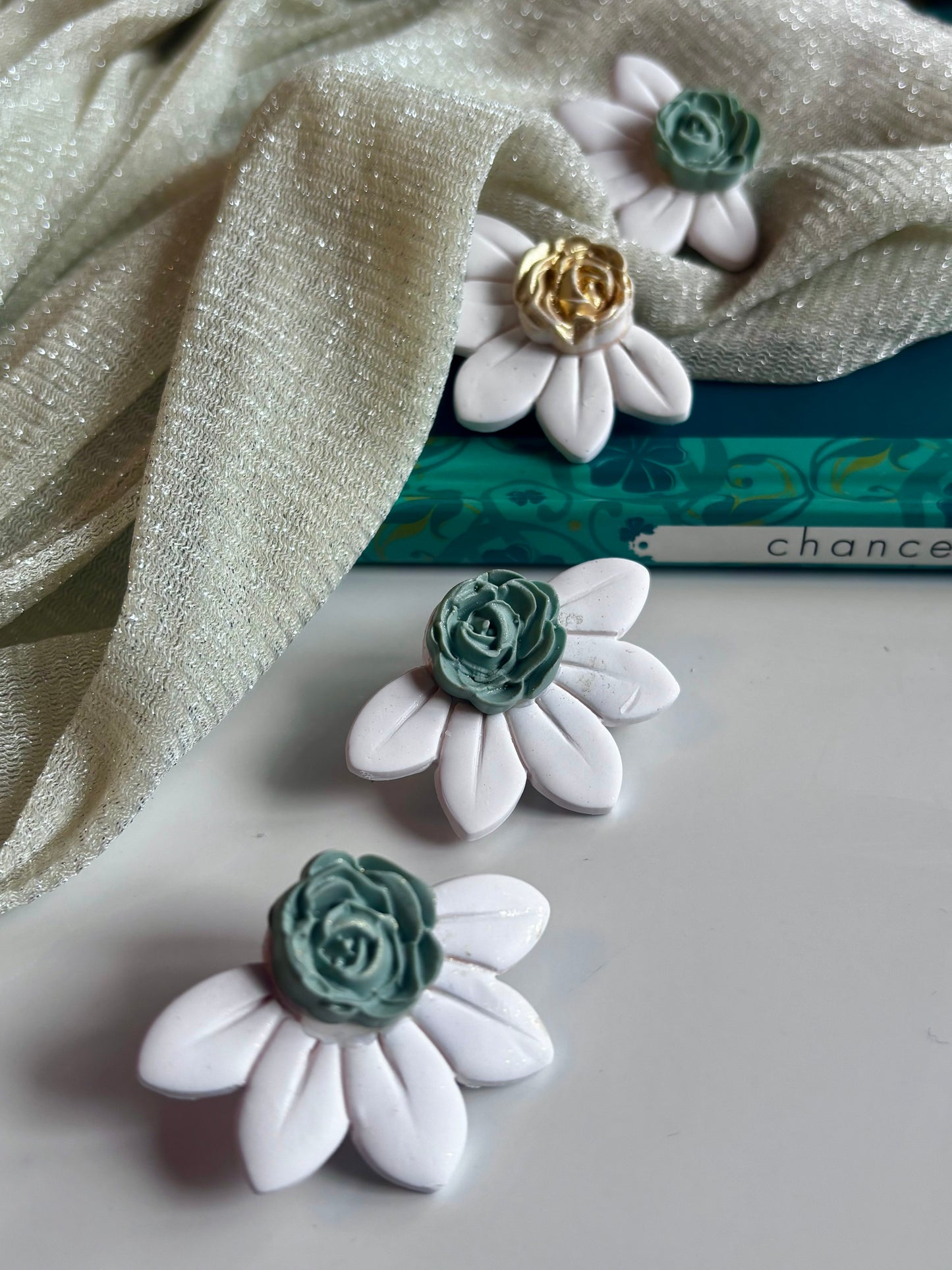 Boucles d’oreilles Daisy Les Trésors de Cia avec pétales colorés et détails délicats, parfaites pour un look élégant et frais.