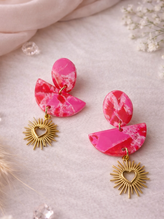 Boucles d’oreilles pendantes cœur doré — Rose marbré en argile polymère, légères et colorées