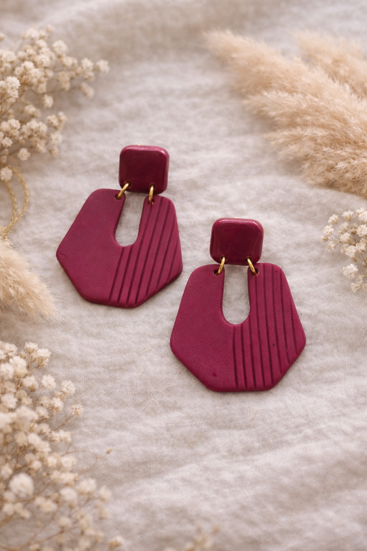 Boucles d’oreilles graphiques en argile polymère prune, style minimaliste, par Les Trésors de Cia