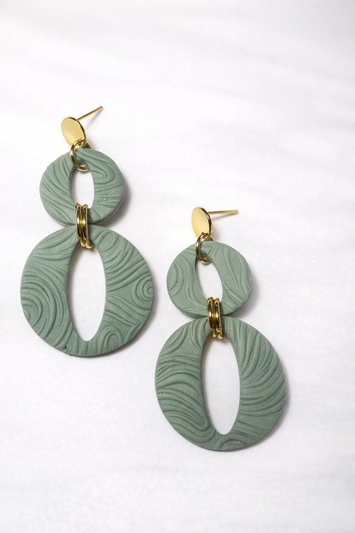 Boucles d'oreilles XXL vert céladon aux anneaux entrelacés, grandes boucles graphiques – Les Trésors de Cia