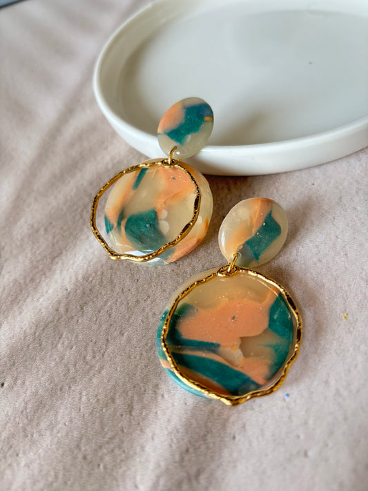Boucles d’oreilles marbrées vert émeraude et pêche faites main par Les Trésors de Cia, bijou léger et élégant.