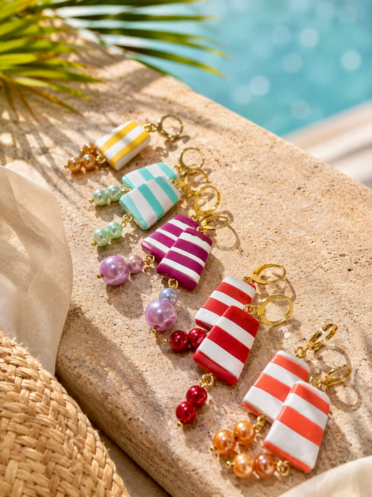 Boucles d’oreilles Ibiza Riviera Pop, pendantes fleurs rayées marinière avec perles, bijoux élégants en style bohème.