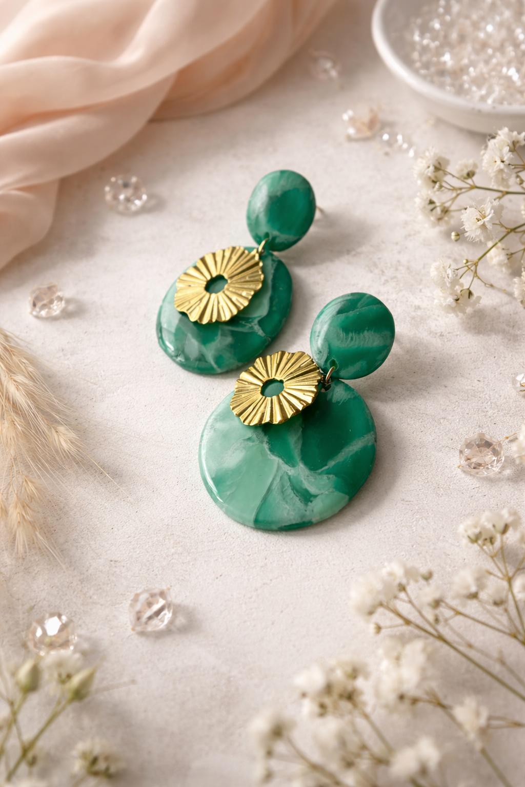 Boucles d’oreilles “Émeraude Solaire” – Vert profond & doré texturé