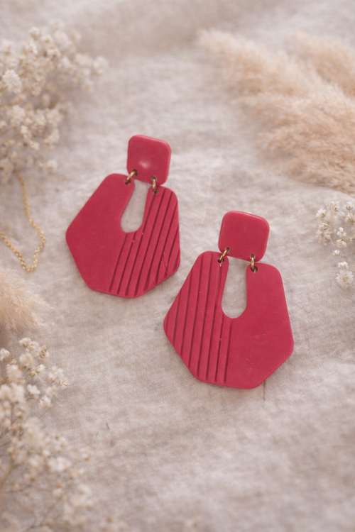 Boucles d’oreilles fuschia graphiques en argile polymère  OPRAH — Élégance minimaliste