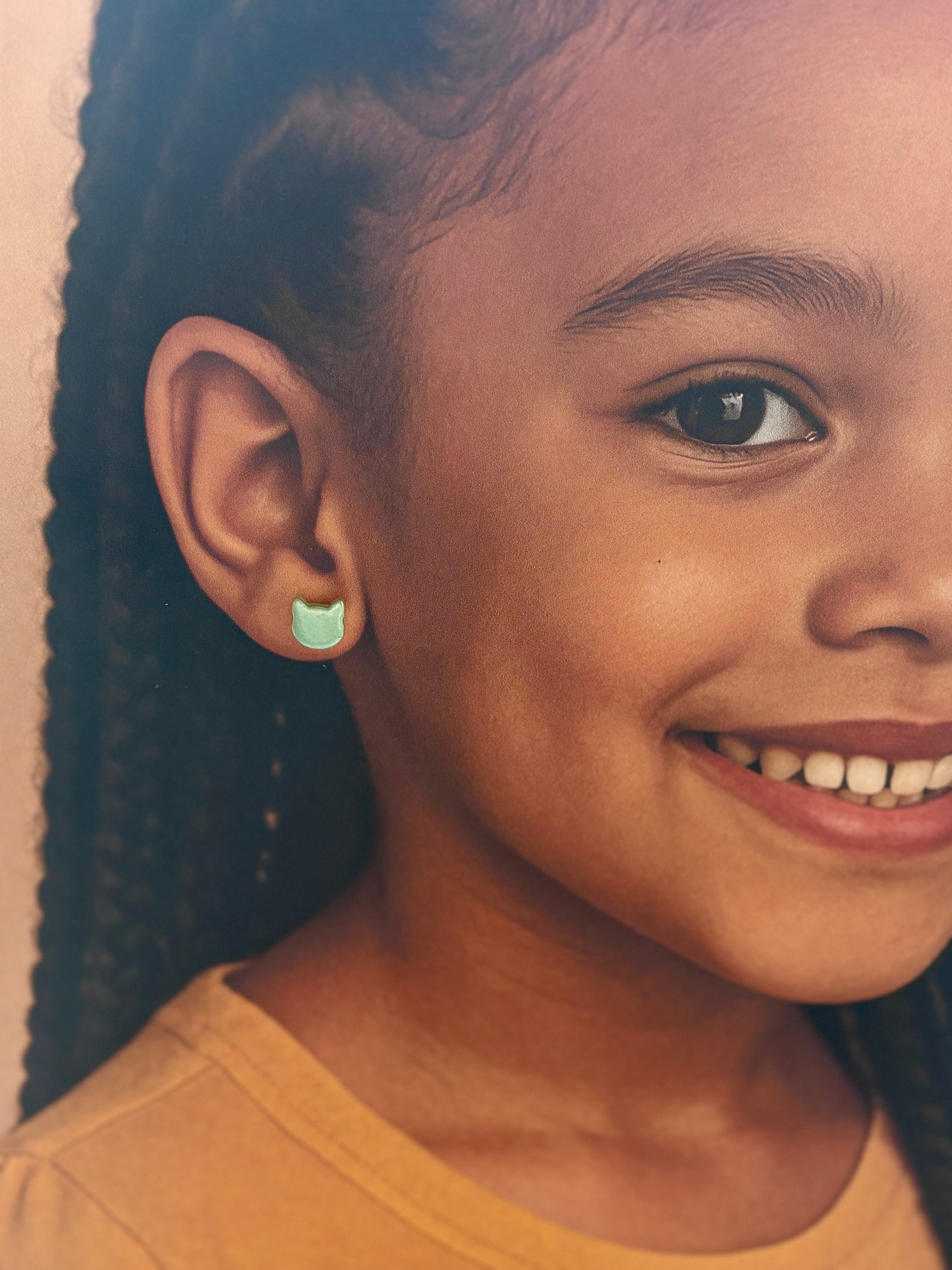 Boucles d'oreilles Petit Chat, motif chat mignon en argile polymère peinte main – Les Trésors de Cia