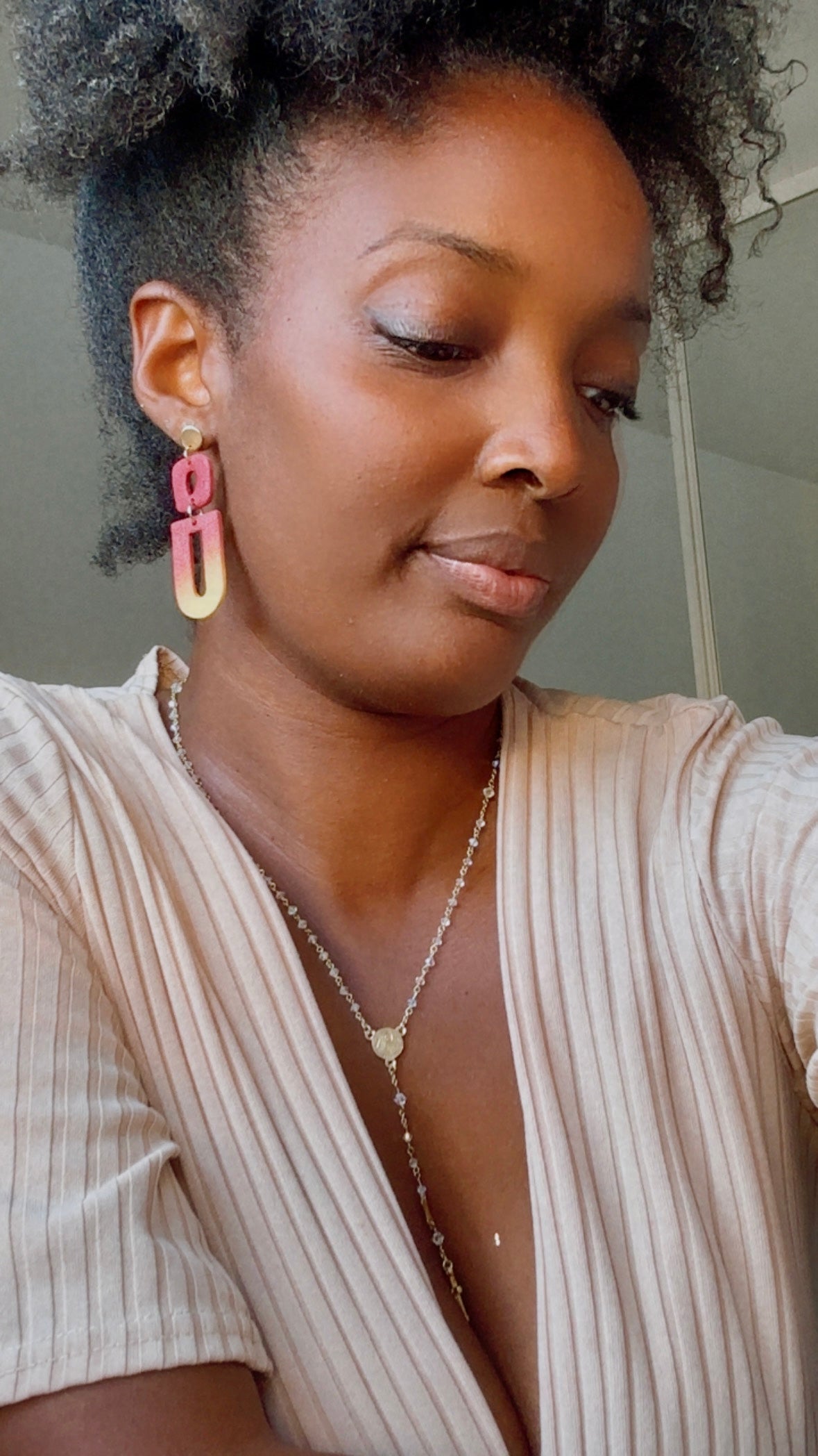 Boucles d'oreilles pendantes Rainbow d'Automne en argile polymère, créoles colorées, par Les Trésors de Cia.