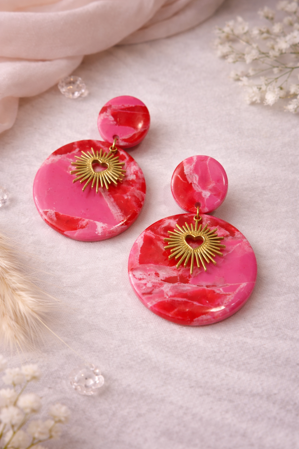 Boucles d’oreilles cœur doré — Rose marbré en argile polymère, pendantes XXL légères