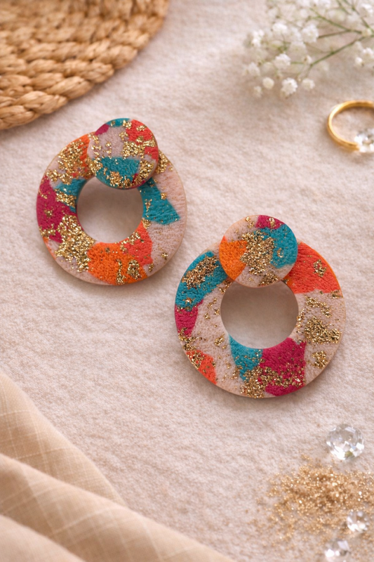 Boucles d’oreilles anneaux colorés doré Les Trésors de Cia, bijoux modernes et légers faits main en France, visibles sur l'image.