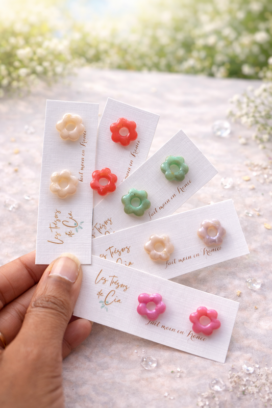 Boucles d’oreilles Fleur pour petites filles, faites main en France, bijoux délicats et colorés de Les Trésors de Cia.