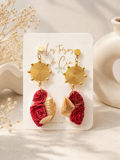 Boucles d’oreilles pendantes roses rouges, coquillage doré en argile polymère, bijoux élégants et féminins.