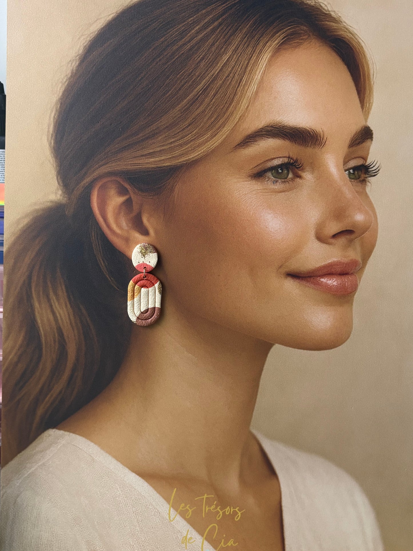 Boucles d’oreilles artisanales tons naturels en argile polymère – Design graphique chaleureux