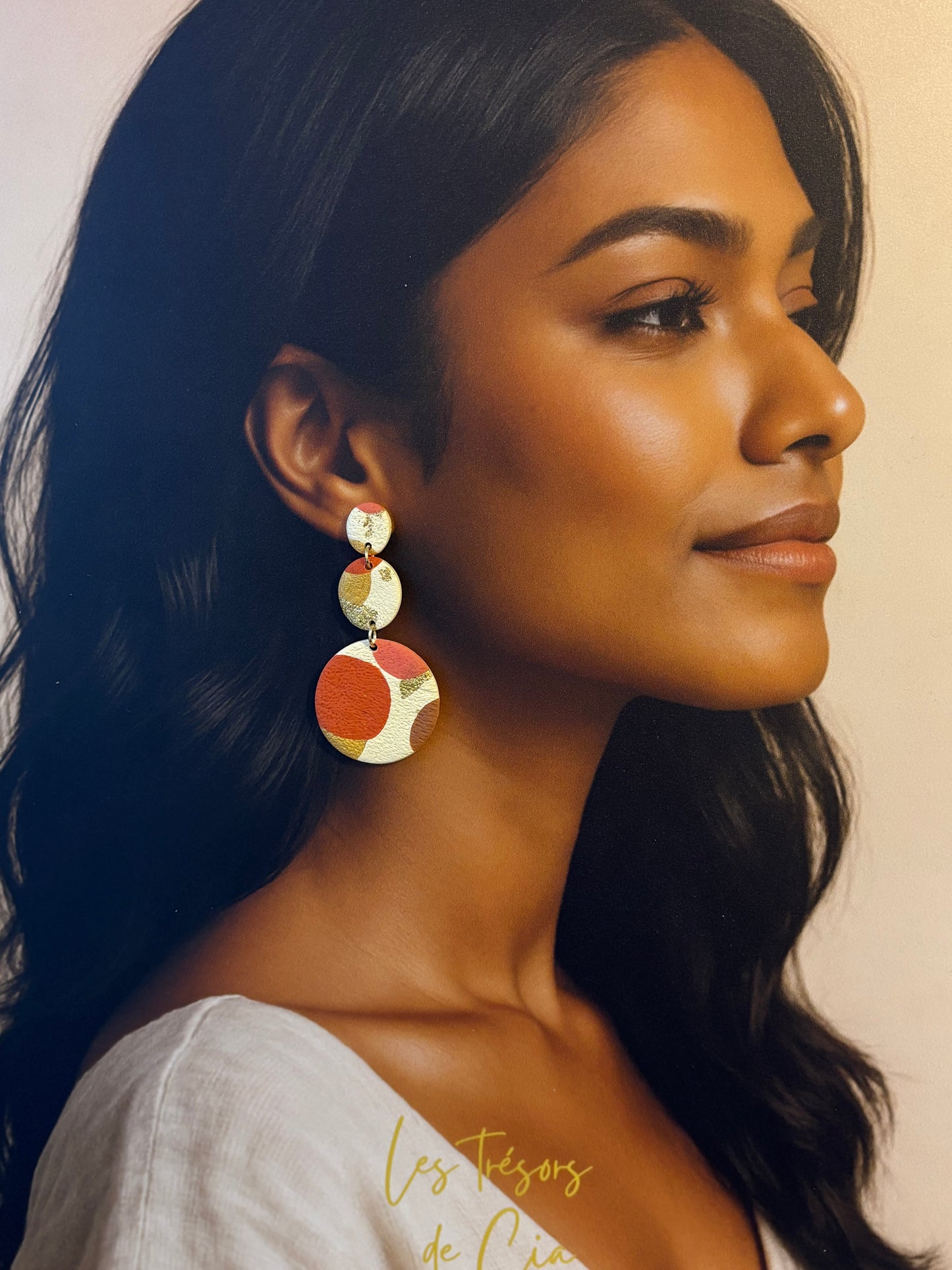 Boucles d’oreilles artisanales terracotta et doré en argile polymère – Design graphique rond