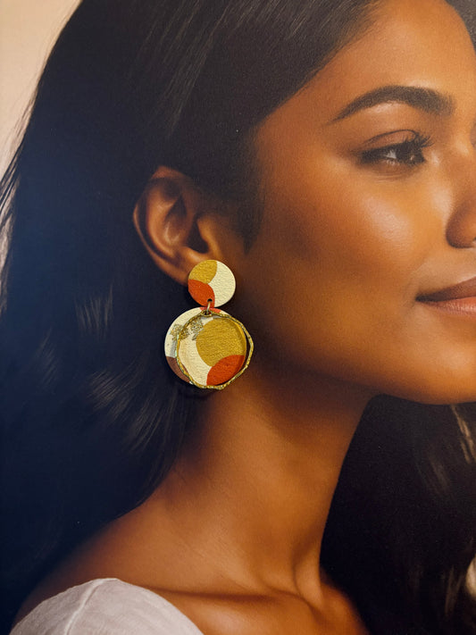 Boucles d’oreilles artisanales terracotta et doré en argile polymère SERENA – Design rond avec anneau