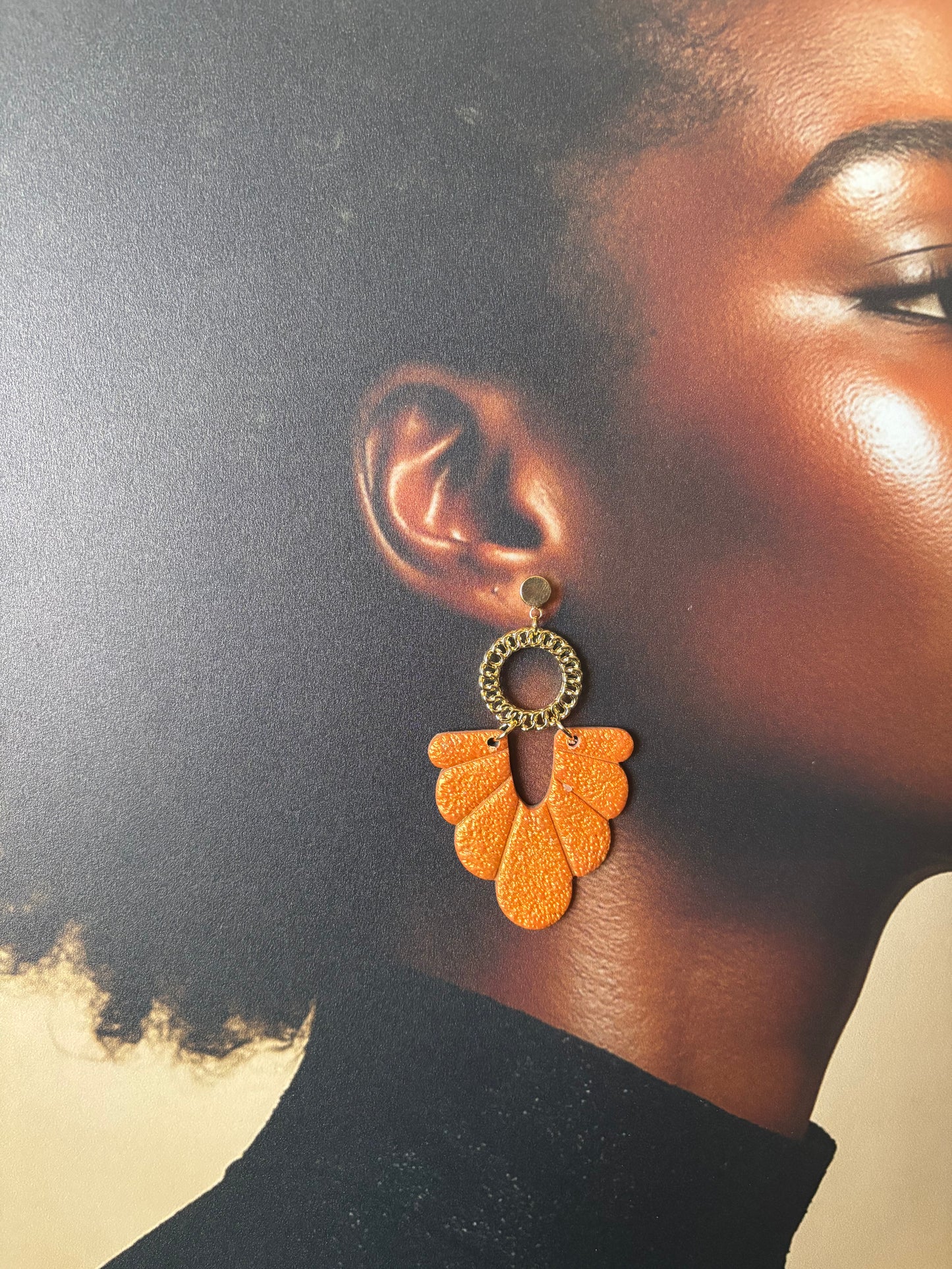 Boucles d’oreilles artisanales JANET  en argile polymère – Design floral doré