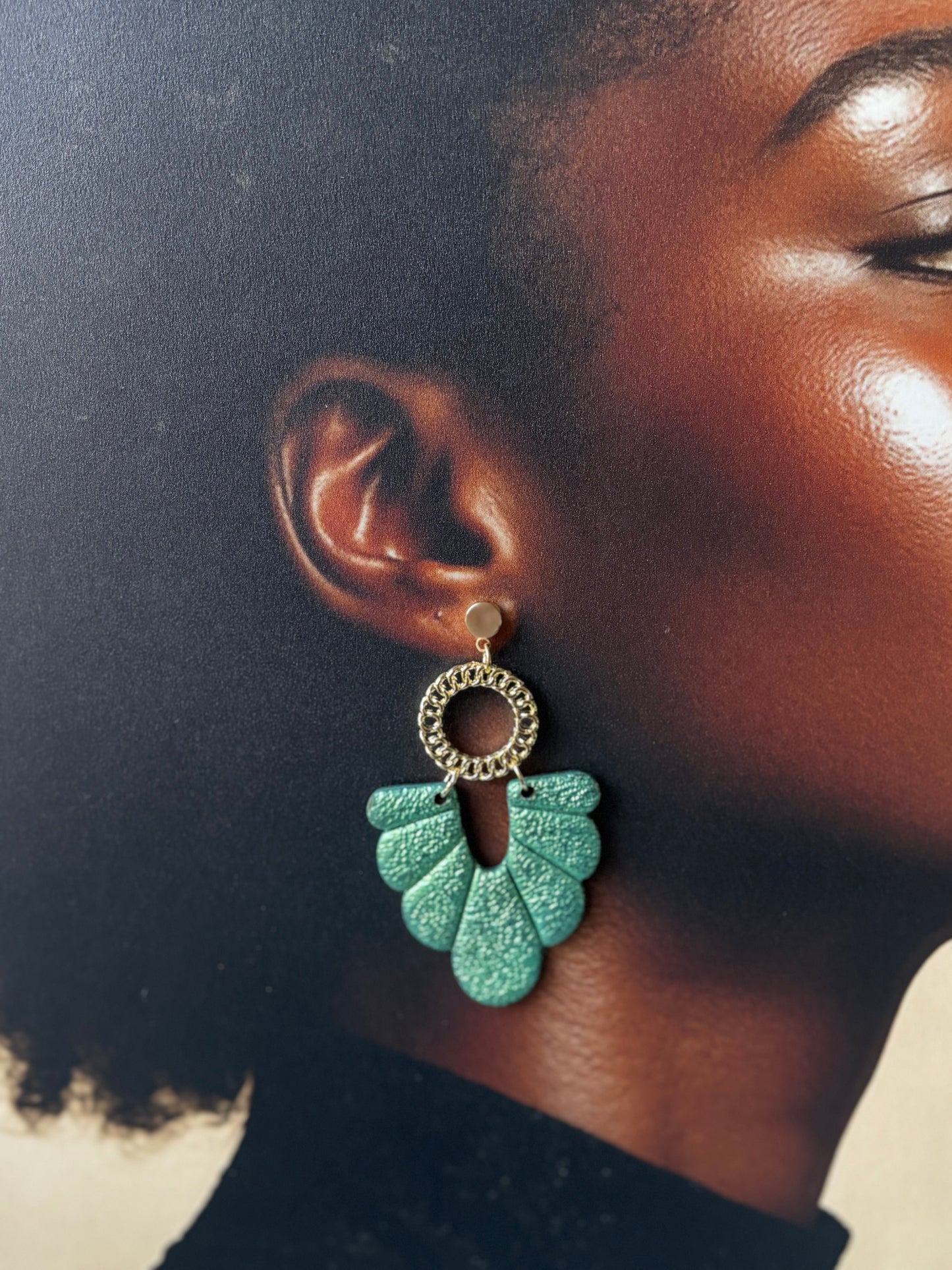 Boucles d’oreilles artisanales JANET  en argile polymère – Design floral doré