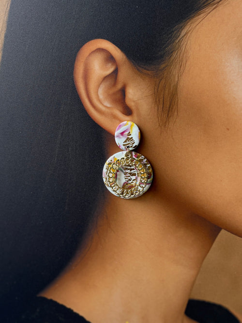 Boucles d’oreilles artisanales marbrées beige et doré en argile polymère – Design rond avec chaîne