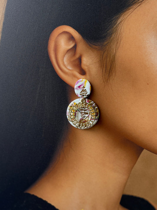Boucles d’oreilles artisanales marbrées beige et doré en argile polymère – Design rond avec chaîne