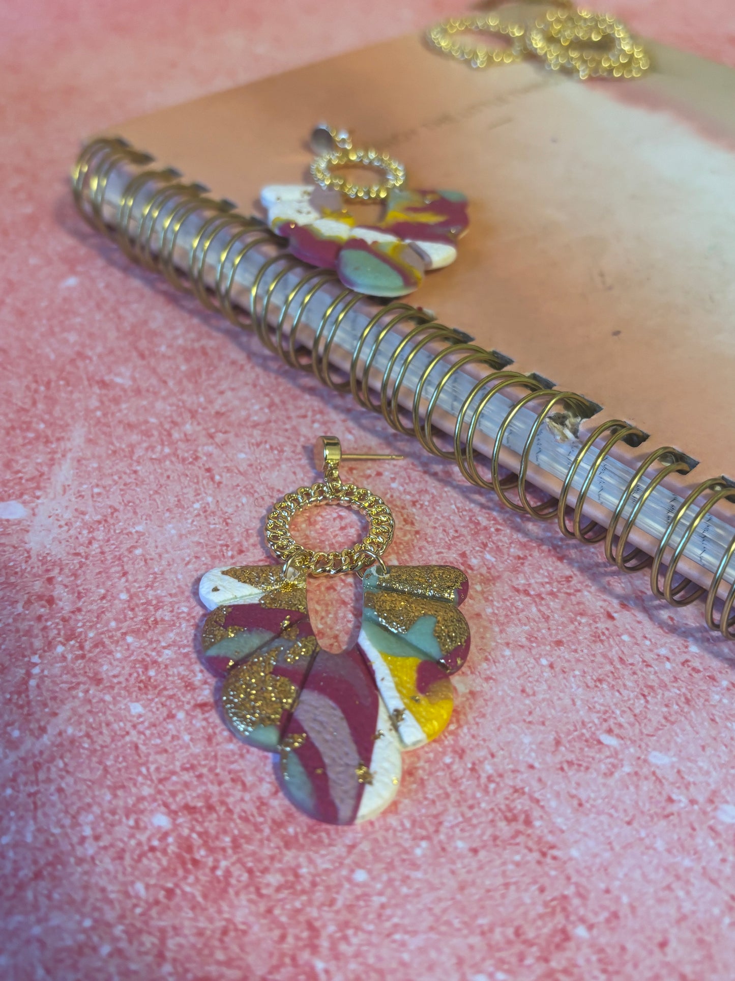 Boucles d’oreilles artisanales multicolores en argile polymère JANET -Effet marbré doré