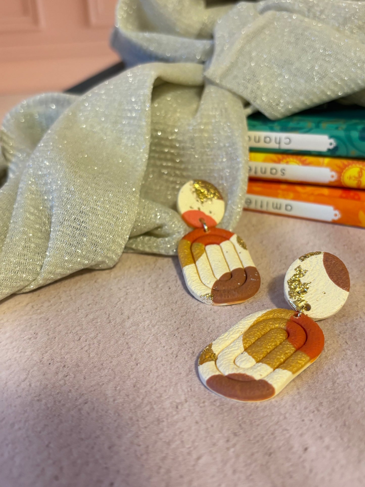 Boucles d’oreilles artisanales tons naturels en argile polymère – Design graphique chaleureux