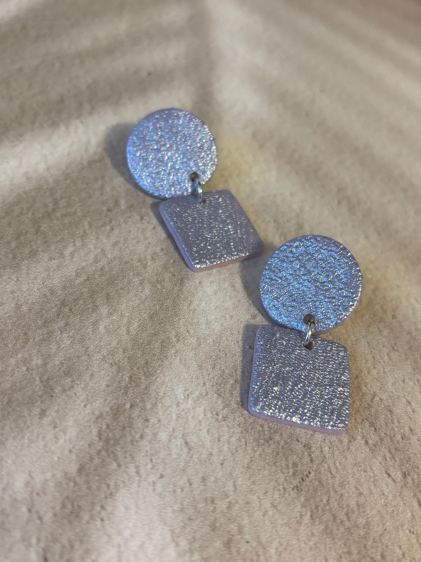 Boucles d’oreilles artisanales violet irisé en argile polymère – Design graphique minimal