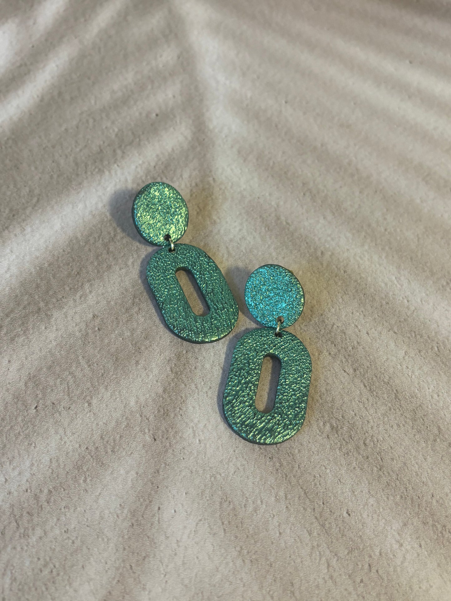 Boucles d’oreilles artisanales JANE vert irisé en argile polymère – Design graphique