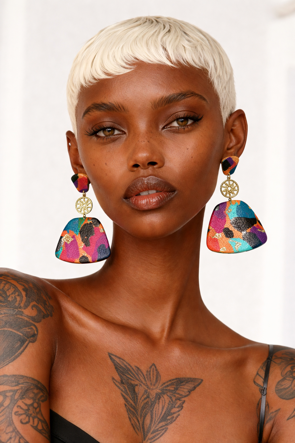 Boucles d'oreilles colorées Whitney en argile polymère, formes graphiques et détails dorés – Les Trésors de Cia