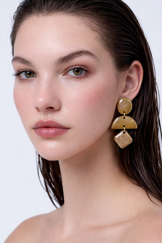 Boucles d’oreilles pendantes dorées géométriques FRIDA — Élégance minimaliste