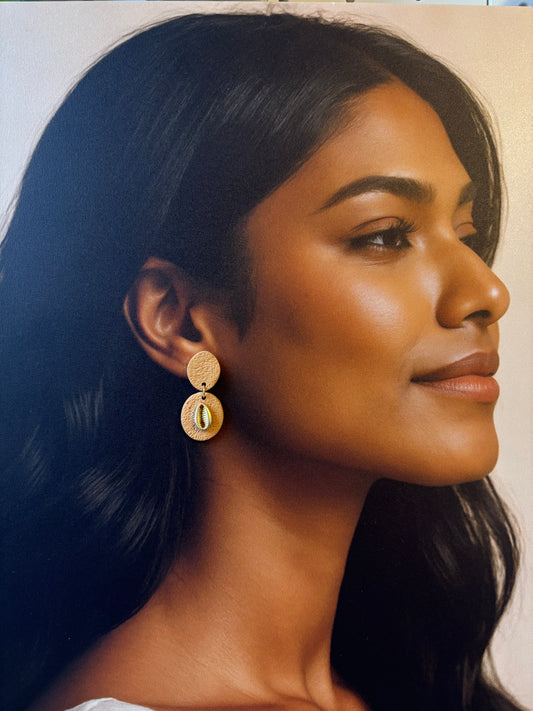 Boucles d’oreilles pendantes coquillage — Élégance naturelle dorée