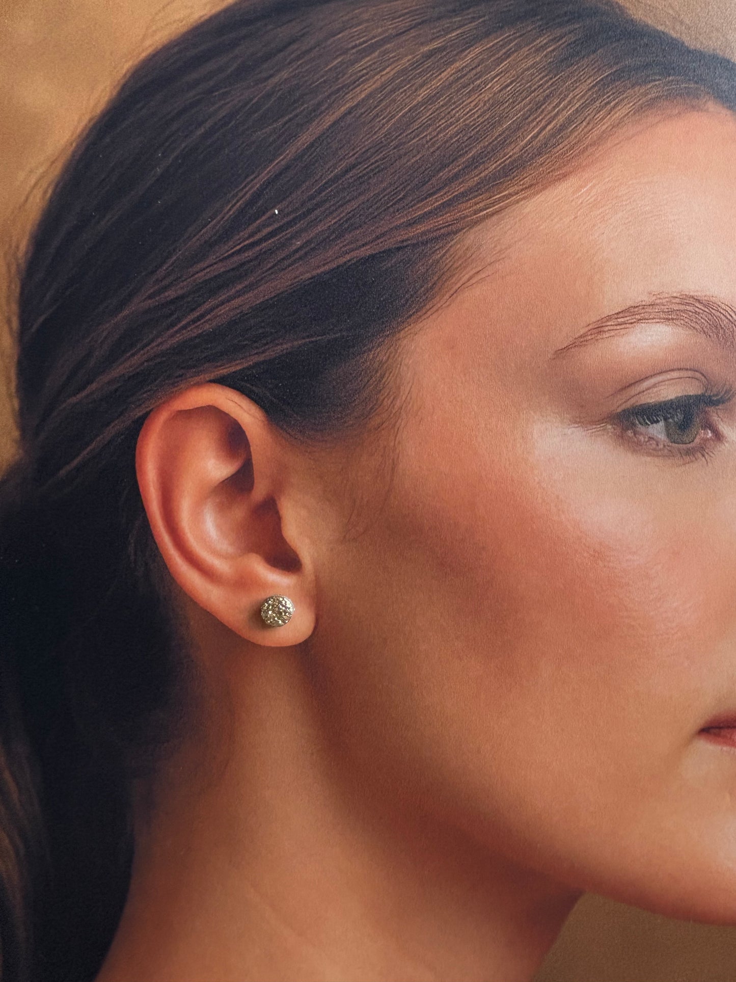 Boucles d’oreilles puces orange & doré — Fait main en France — Ultra légères